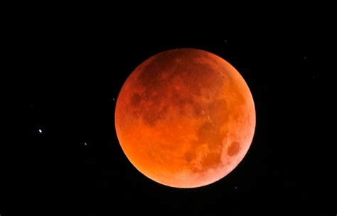 Bulan dengan warna kemerahan bisa disaksikan di berbagai tempat di tanah air. Foto-Foto Gerhana Bulan 16 Juni 2011 | Berbagi Ilmu