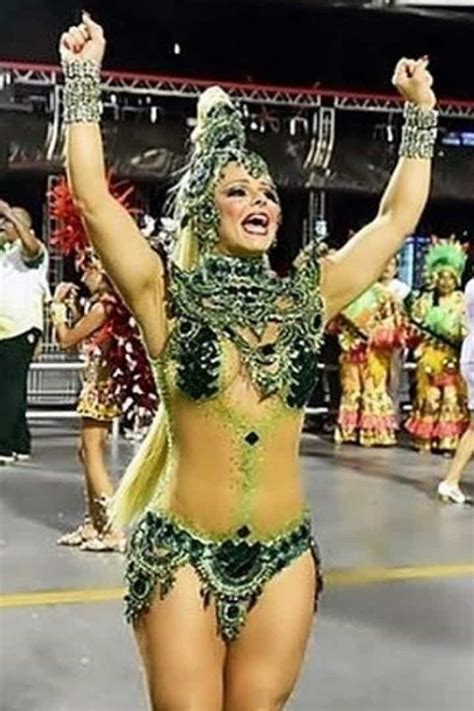 Rainha das rainhas Viviane Araújo conserta fantasia durante desfile