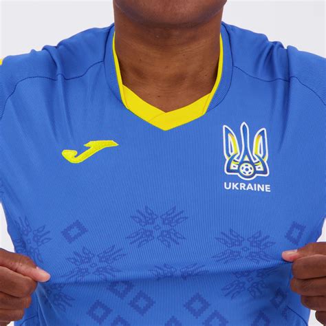 Державний герб україни) está formado por un campo único, de azur, en el que aparece con color oro representado un motivo que es una síntesis muy abstracta y simbólica de una composición preheráldica vinculada con la dinastía gobernante durante el siglo x y. Camisa Joma Ucrânia Away 2021 - FutFanatics