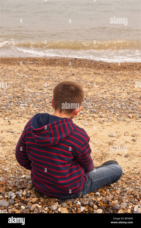 Ein Model Release Bild Eines 10 Jahre Alten Jungen Sitzen Am Meer Am