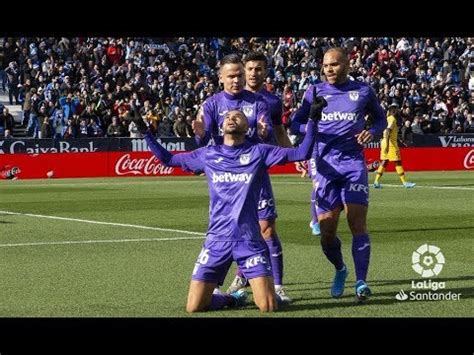 يوسف النصيري (مواليد 1 يونيو 1997) هو لاعب كرة قدم مغربي يلعب مع نادي إشبيلية الإسباني، والمنتخب المغربي كمهاجم. ‫فيديو : هدف يوسف النصيري الرائع في مرمى برشلونة‬‎ - YouTube