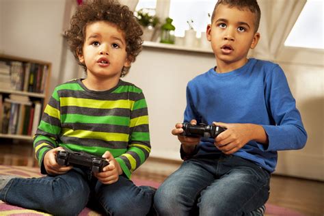 El uso de los videojuegos en los niños debe estar vigilado por los adultos para evitar algunos inconvenientes y aprovechar todas las ventajas que ofrecen. Texto argumentativo sobre los videojuegos