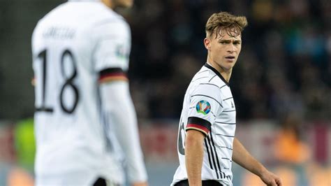 Bayern munich and germany's central midfielder joshua kimmich extended his contract with the club this week until june 2025. DFB: Joshua Kimmich vom FC Bayern München kritisiert ...