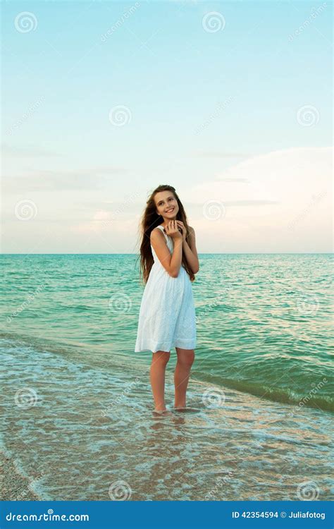 Bello Adolescente Con Le Coperture Sulla Spiaggia Di Sera Fotografia