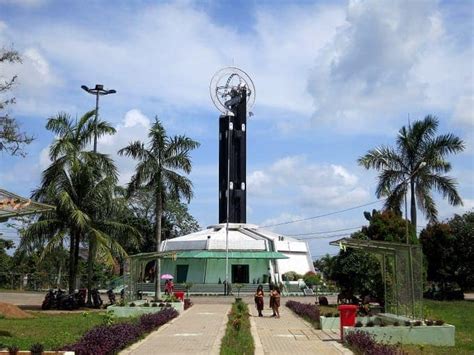 Equatorial Monument Pontianaks Landmark Indonesia Travel