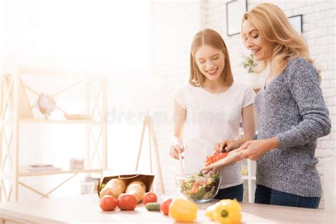 La Mamá Y La Hija Están Cocinando Juntas En La Cocina Foto De Archivo