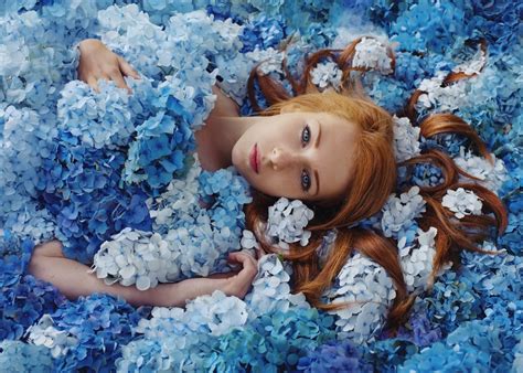 Фото Девушка лежит в голубых цветах гортензии, by baravavrova