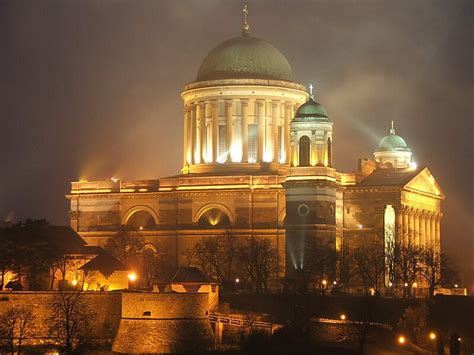 Magyarország egyelőre a béke és nyugalom szigete a szomszédos országok egészségügyi helyzetéhez képest. Cathédrale Saint-Adalbert d'Esztergom - Esztergom, Hongrie ...