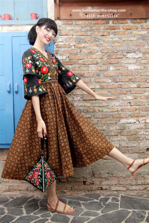 Model gamis yang satu ini siap membuat tampilan menjadi lebih modern. 50+ Model Baju Batik Terbaru 2018: Modern & Elegan