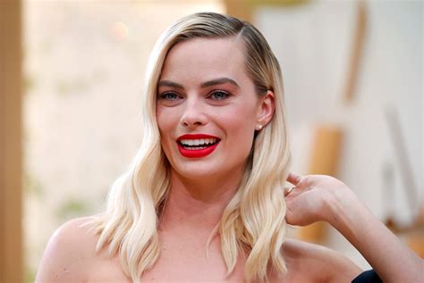 Margot Robbie S Body Measurements Including Breasts Height And Weight Famous Breasts
