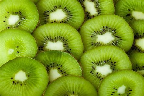 Benefícios do kiwi entenda como a fruta protege a saúde do coração