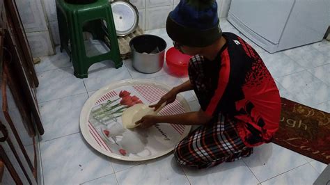 Bagai mana cara cara uli tepung roti canai bhg (1) tq kerana subscribe: Syahmi Tebar Roti Canai - YouTube