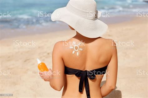 Beautiful Woman In Bikini Applying Sun Cream On Tanned Shoulder Sun Stock Image Everypixel