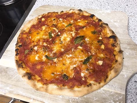 Inspired by the pizza at bar del corso, this pizza margherita features tomato sauce, mozzarella, and basil nutritional information. Neapolitan Pizza Margherita Recipe| Pizzarecipe.org
