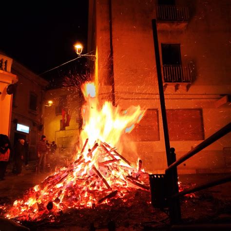 Il fuoco di Sant'Antonio è una tradizione di #Rotondella ...