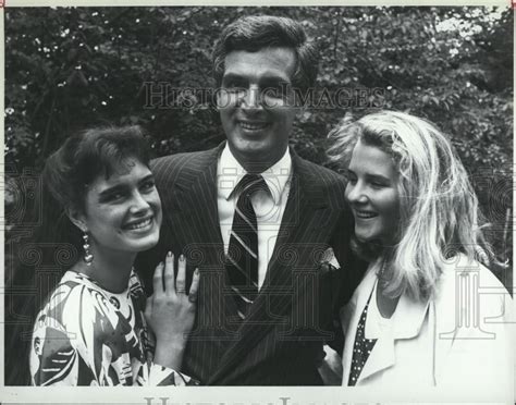 1987 Press Photo Actress Brooke Shields With Father Frank Sister Marina