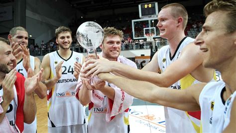Umkämpfte anfangsphase mit guten chancen für uns! Basketball: Deutschland schlägt Russland und gewinnt den ...