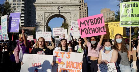 تجمع ده‌ها هزار زن در شهرهای مختلف آمریکا در اعتراض به منع سقط جنین