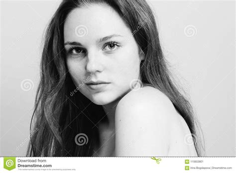 Retrato Hermoso Joven De La Cara De La Mujer De Las Pecas Con La Piel Sana B Imagen De Archivo