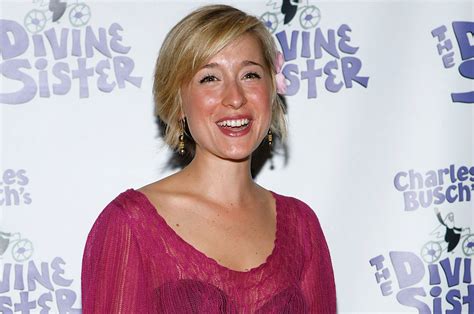 Who Is Allison Mack Smallville Actress Arrested For Her Role In Nxivm Sex Cult
