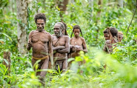 Raggruppi La Tribù Nuda Di Korowai Di Papuan Nelle Giungle Selvagge Della Nuova Guinea