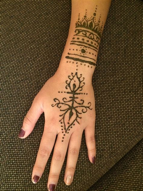 Simple Henna Tattoo On Hand Best Design Idea