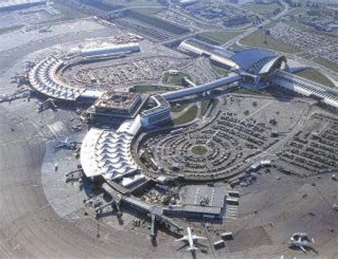 Lyon is the second largest city in france and situated on the confluence of the rivers saône and rhône. L'aéroport de Lyon-Saint-Exupéry construit un nouveau ...