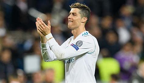 Mit seiner geste könnte der portugiesische nationalspieler einen trend losgetreten haben, den ersten. Wie reich ist Cristiano Ronaldo? Gehalt, Werbeeinahmen und ...