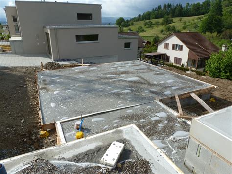 Glücklicherweise hat das wetter für die notwendigen tiefbauarbeiten mitgespielt und auch das fundament für die nachbarsgarage wurde pünktlich fertig. Leya's hus: Alle Bodenplatten sind gegossen...