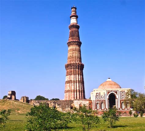 Qutub Minar Of Delhi Delhi Tourism Delhi Travel Guide Qutab Minar