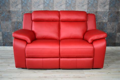 Il divano a due posti può rispondere diversi stili d'arredo in base al suo design: Divano di piccole misure a 2 posti in pelle rossa in offerta