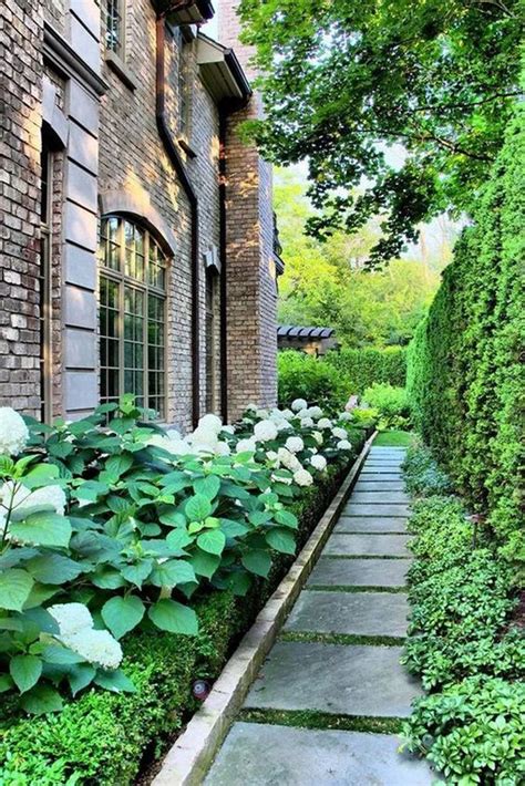 35 Exciting Side House Garden Ideas With Walkway Homemydesign