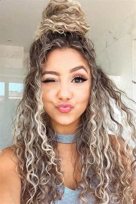 37 Adorable Looks with Curly Hair in 2020 | Lockige frisuren, Frisuren