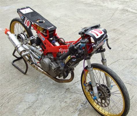 Modifikasi ialah salah satu artenatif yang dapat kalian lakan ketika sudah bosan dengan desain standar motor kalian. Modifikasi Motor Jupiter Z Dan Gambar 8 TERBAIK - Dunia Motor