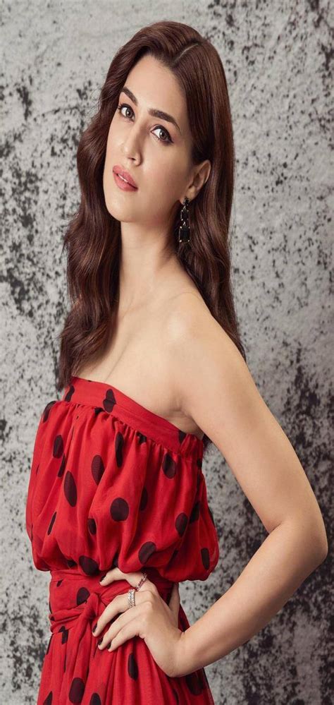 Bollywood Actress Kriti Sanon Looks Hot In Polka Red And Black Dress पोल्का डॉटेड रेड एंड