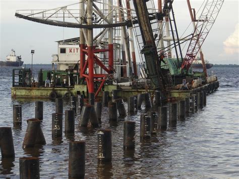 Metode pelaksanaan pondasi tiang pancang. Pemancangan Pile L = 55~60 meter, at my Project | Port and ...