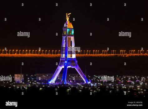 Monumento De Neutralidad Por La Noche En Ashgabat Turkmenist N