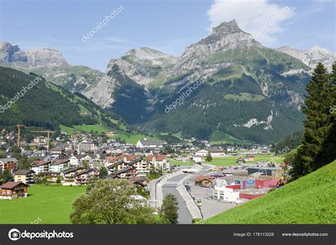 Das dorf engelberg wird von einem heimeligen kern, dem benediktinerkloster, herrlicher erfrischender natur und dem beeindruckenden bergpanorama geprägt. The village of Engelberg on the Swiss alps - Stock ...