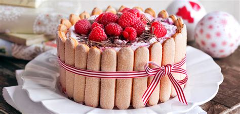 This stunner is perfect for mother's day! Easy Mother's Day cake recipe - A small raspberry ...