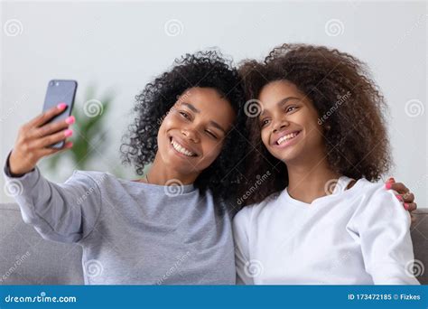 Feliz Mãe Africana Com Filha Adolescente Que Toma Selfie No Smartphone