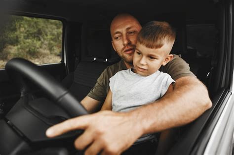 Padre Enseña A Su Hijo Pequeño A Conducir En Un Viaje Por Carretera