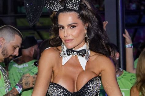 Deborah Secco Exibe Seios Fartos Fantasiada De Coelhinha Da Playboy