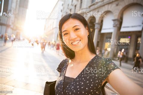 미소 중국 관광 소녀 복용 셀카 에 밀라노 관광객에 대한 스톡 사진 및 기타 이미지 관광객 도시 명랑한 istock