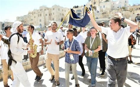Chabad Holds Western Wall Bar Mitzvah For 115 Orphans The Times Of Israel