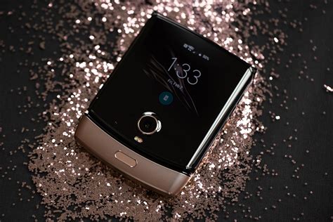 motorola-s-razr-flip-phone-can-now-be-yours-in-blush-gold