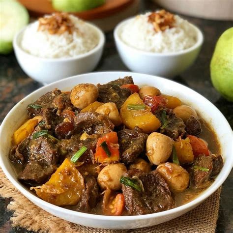 Semur daging sapi atau semur sapi juga dapat. 4 Makanan Lebaran yang Cocok Dimakan Bersama Ketupat