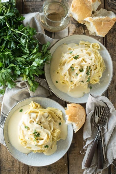 This Homemade Copycat Olive Garden Alfredo Sauce Is A Fast And Easy