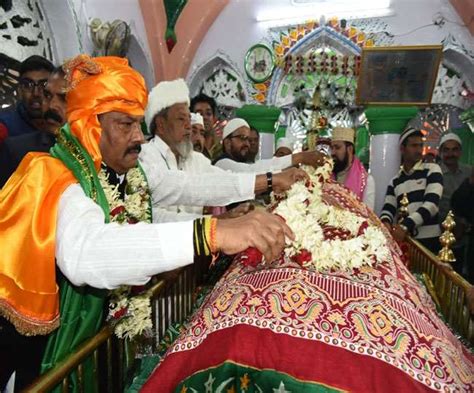 Cm रघुवर दास ने दरगाह पर की चादरपोशी झारखंड की खुशहाली की मांगी दुआ Ranchi News Cm Raghubar