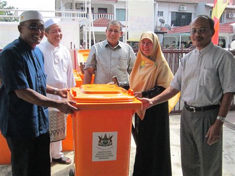 Dampak membuang sampah sembarangan akan merusak pemandangan, mendatangkan bau yang tidak sedap, mendatangkan. ADUN SELAT KLANG serah tong sampah daripada MPK kepada ...