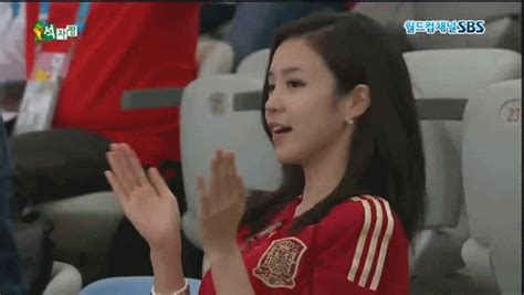 Korean Newscaster Jang Ye Won Wins Over The Internet With